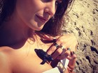 Isabeli Fontana posa segurando tartaruguinha: 'Que coisa mais linda'