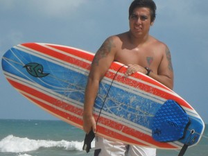 Quando perdeu 20 quilos, Ricardo começou a surfar.  (Foto: Arquivo Pessoal/Ricardo Fontenelle)