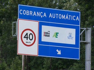 Placa indica que usuários do Ponto a Ponto podem utilizar o pedágio automático na região de Campinas (Foto: Reprodução EPTV)