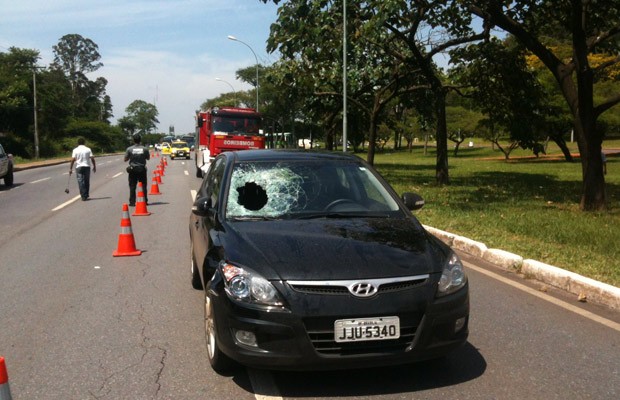 Carro que atropelou idoso em via de Brasília (Foto: Isabella Formiga / G1)