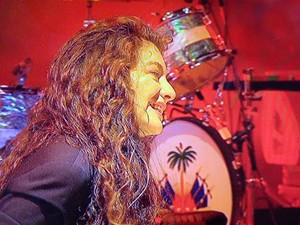 Lorde ri durante participação no show do Arcade Fire em Lisboa (Foto: Divulgação/Rock in Rio)