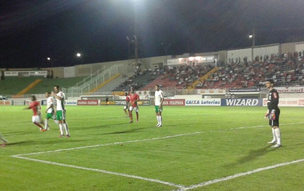 Boa Esporte e Luverdense se enfrentaram em Varginha pela Série B (Foto: Marcelo de Castro / EPTV)