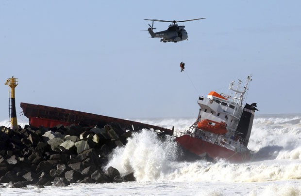 Helicóptero militar resgata pessoa de barco que se partiu em dois após acidente em Anglet, na França, nesta quarta-feira (5) (Foto: Bob Edme/AP)