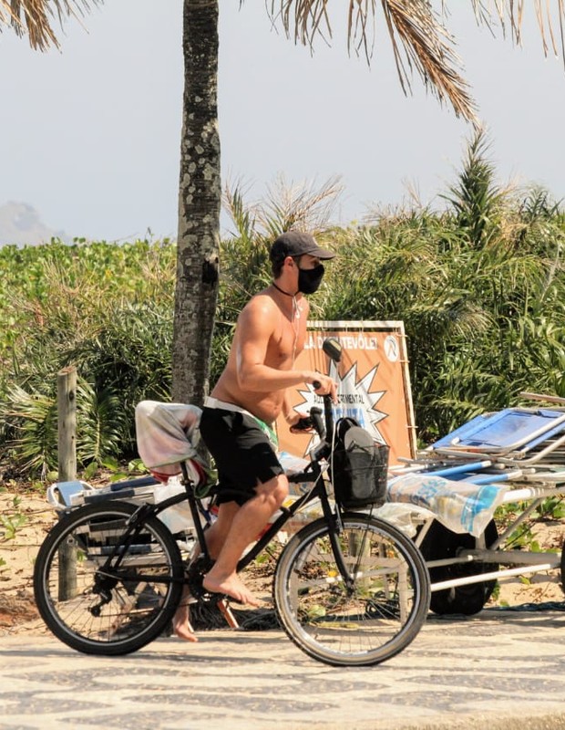 Francisco Vitti pedala ao deixar praia carioca (Foto: Daniel Delmiro/AgNews) Francisco Vitti pedala ao deixar praia carioca (Foto: Daniel Delmiro/AgNews)