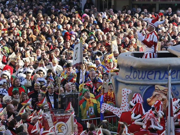 O Hoppeditz, símbolo do carnaval, participa de desfile com milhares de pessoas nas ruas na Alemanha (Foto: AP Photo/Frank Augstein)