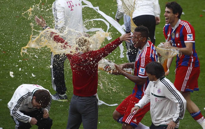Bayern de Munique campeão alemão - Boateng cerveja Guardiola (Foto: Reuters)