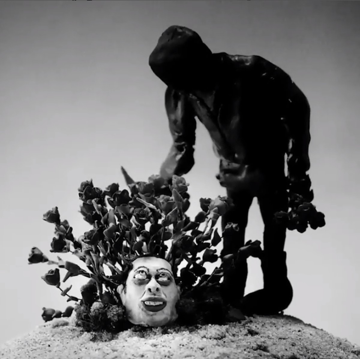 Kanye West enterrra Pete Davidson em clipe (Foto: Reprodução Instagram)