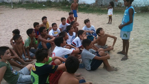 Wesley, de 11 anos, comanda time em bairro da feriferia de Fortaleza (Foto: Marcos Montenegro/Globoesporte.com)