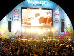 Vista noturna do palco da Fan Fest no Taguaparque, no DF (Foto: Ricardo Moreira/G1)