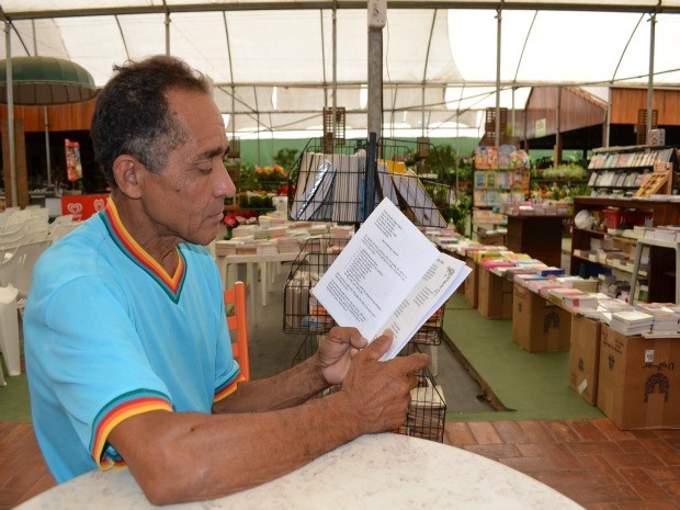 O carpinteiro Raimundo Galdino Corpes lança neste sábado, o livro ‘Mensagens poéticas – Pequenos poemas de grande impacto’ (Foto: Eliete Marques/G1)