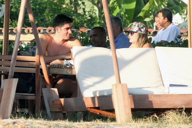 Marcelo Adnet com loira em quiosque da praia (Foto: Marcos Ferreira / Foto Rio News)