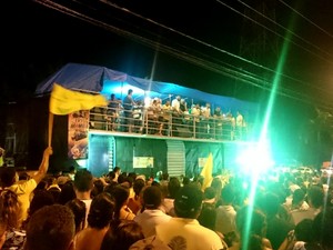 Dia de votação em Ariquemes: Candidato eleito Thiago Flores (PMDB) realiza discurso do alto de trio elétrico na Avenida Tancredo Neves, em Ariquemes (Foto: Jeferson Carlos/G1)