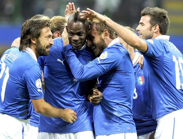 Balotelli, comemora gol da Itália (Foto: Getty Images)