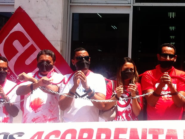 Grevistas fizeram protesto nesta segunda-feira (7) na frente de uma agência bancária (Foto: Rayane Alves/ G1)