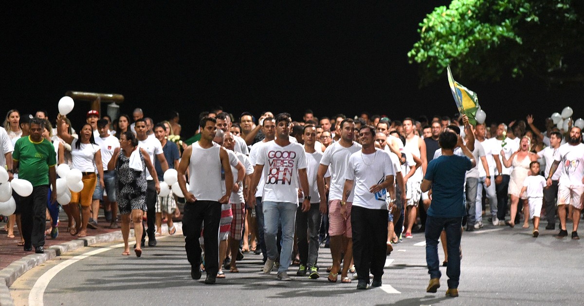 PMs marcham em protesto na Praia da Costa, em Vila Velha, ES - Globo.com