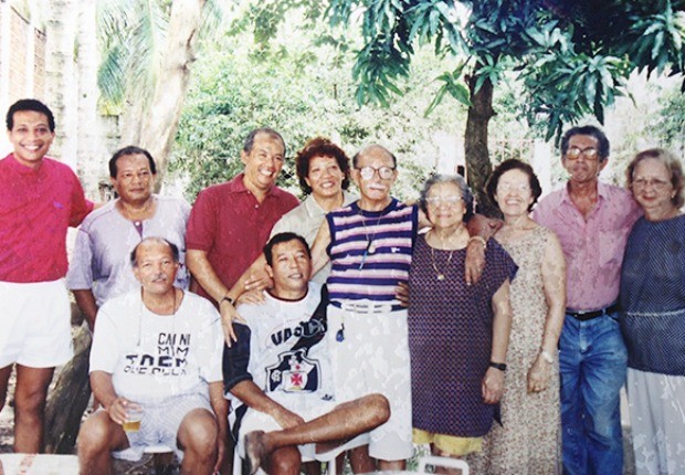 Casal e a família, ao todo são mais de 70 decendentes (Foto: Euro Tourinho/Arquivo Pessoal)