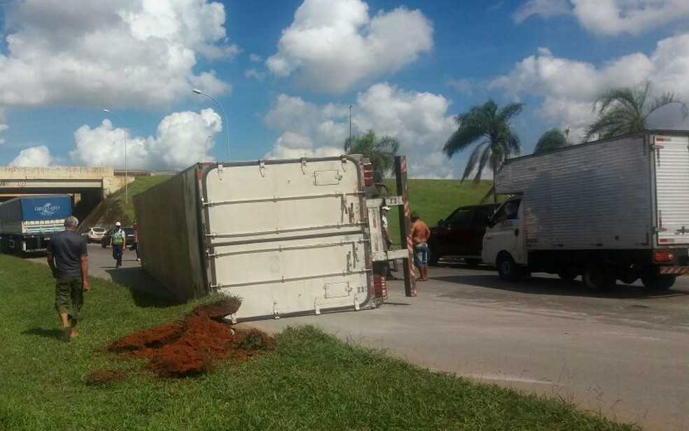 Carreta que transportava óleo de cozinha tombou próximo a um viaduto em Samambaia, no DF (Foto: Polícia Militar/Divulgação)