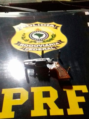 Suspeitos foram seguidos por policiais e presos (Foto: Divulgação/ PRF Bahia) Suspeitos foram seguidos por policiais e presos (Foto: Divulgação/ PRF Bahia)