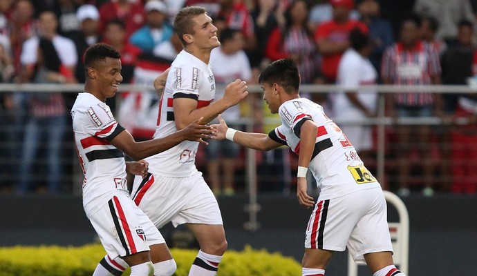 Lyanco, David Neres e Luiz Araújo comemoram gol do São Paulo (Foto:  Rubens Chiri/saopaulofc.net)