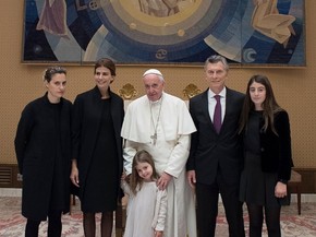 Papa Francisco com o presidente da Argentina, Mauricio Macri, e sua família (Foto:  Osservatore Romano/ AFP)