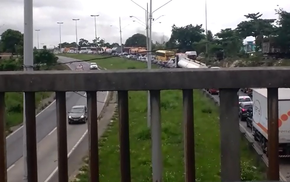 Motorista mostra engarrafamento que chega a altura do Viaduto da Avenida Professor José Rufino, nesta sexta (31) (Foto: Reprodução/WhatsApp)