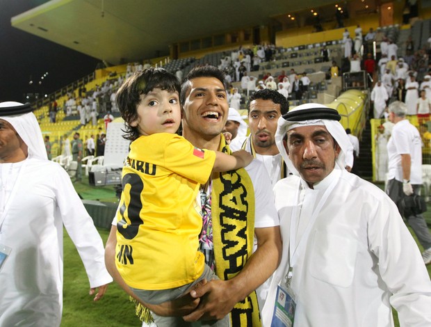 Agüero e o filho em jogo do Al Wasl (Foto: EFE)