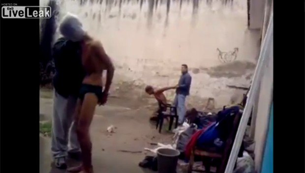 Cenda do vídeo que mostra cenas de tortura (Foto: Reprodução/LiveLeak)