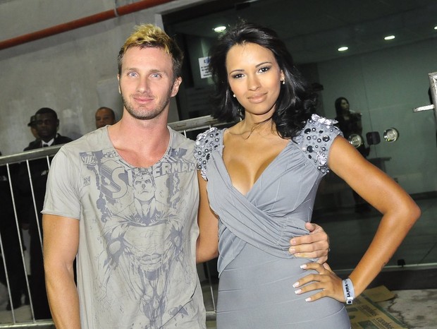 Ariadna e o namorado (Foto: Roberto Teixeira / EGO)