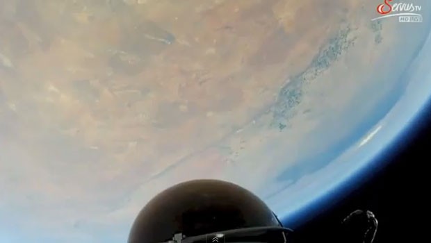 Imagem gravada por câmera instalada no corpo de Felix Baumgartner durante salto da estratosfera (Foto: Reprodução)