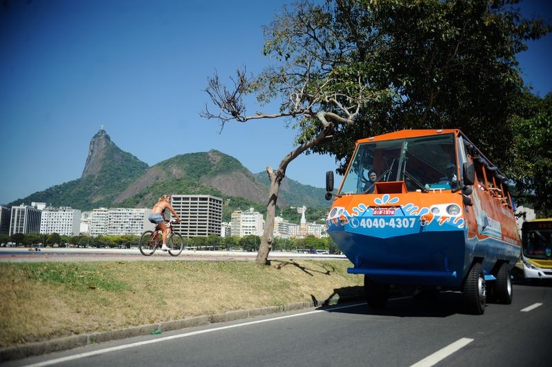 Ônibus anfíbio começa a receber passageiros no Rio de Janeiro