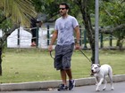 Marcos Palmeira encara chuva para passear com cachorro