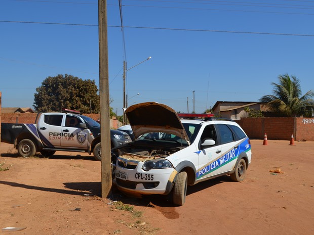 Uma viatura que iria dar reforço na ocorrência bateu em um poste (Foto: Eliete Marques/ G1)