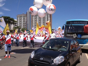 Veículos tentam transitar entre manifestantes que participam da marcha dos trabalhadores, em Brasília, nesta quarta-feira (6) (Foto: Amanda Lima/G1)
