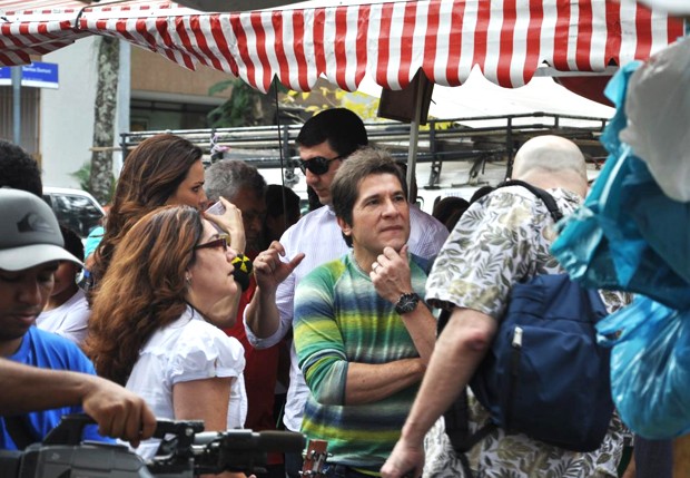 Ana Furtado e Daniel na feira da Gvea, no Rio de Janeiro (Foto: Mickael Machado / AgNews)