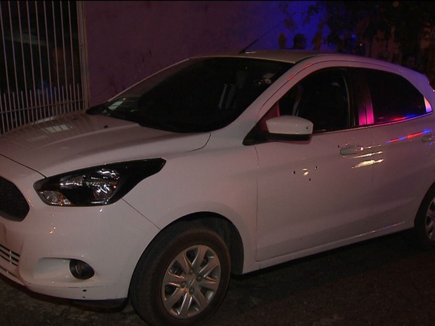 Suspeito foi morto dentro de carro no bairro de Santa Mônica, em Salvador (Foto: Reprodução/TV Bahia)