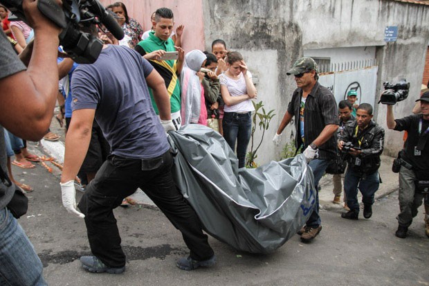 Corpo é retirado da casa do pintor Jorge de Oliveira na região do Jabaquara, Zona Sul de São Paulo (Foto: Amauri Nehz/Brazil Photo Press/Estadão Conteúdo)
