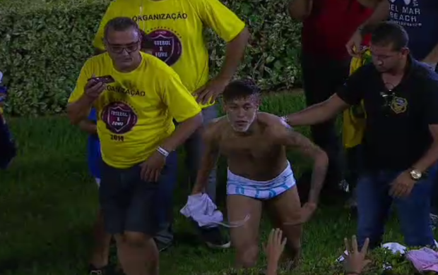 Neymar atira roupas para torcida (Foto: Reprodução SporTV)
