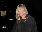Visivelmente alcoolizada, Kate Moss sai de restaurante amparada pelo marido