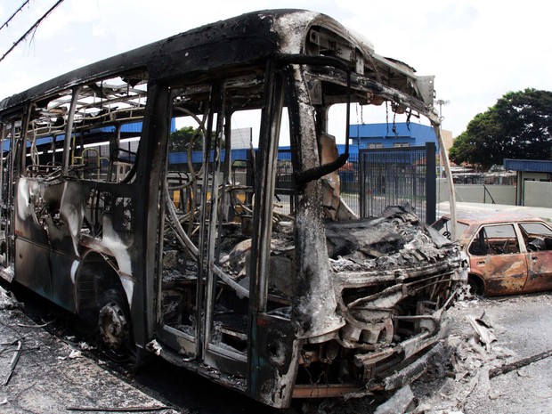 Ônibus e veículo ficam destruídos após ataques em Campinas (Foto: Denny Cesare/AFP)