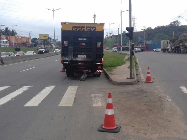 Caminhão do Sedex foi atingido na traseira na Rodovia do Contorno (Foto: Daniela Carla/ TV Gazeta)