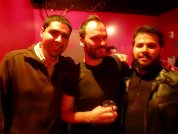 Foto tirada na viagem. Roberto Russo, a esquerda, Nigel Godrich, produtor da banda Radiohead no meio, e Ian Fonseca, a esquerda. (Foto: Arquivo pessoal)