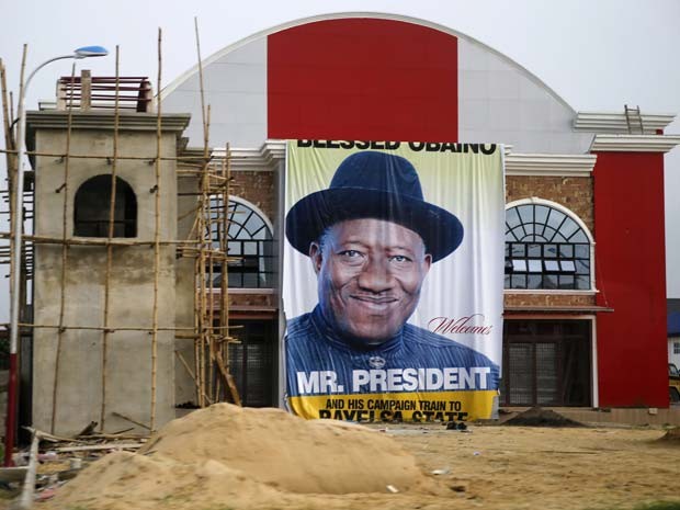 Cartaz de campanha do presidente Goodluck Jonathan  visto em a uma construo em Yenagoa (Foto: REUTERS/Akintunde Akinleye)