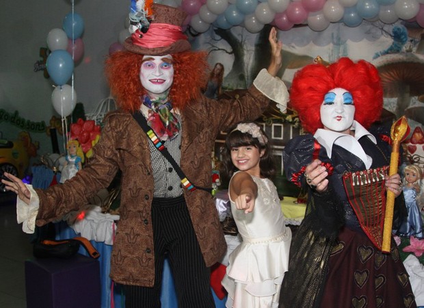 Aniversariante se diverte com animadores vestidos de Chapeleiro Maluco e Rainha Vermelha (Foto: Thiago Duran/AgNews)