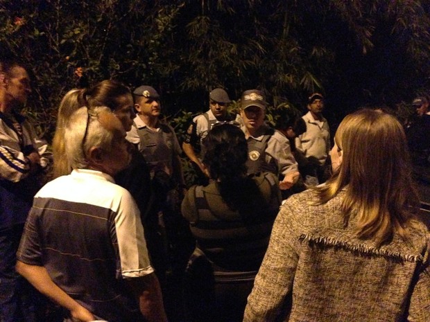 PM e ativistas negociam em frente ao Instituto Royal em São Roque (Foto: Natália de Oliveira / G1)