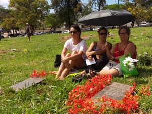 Antônia Alves Athaídes foi homenagear a neta morta em 2014 (Foto: Alex Araújo / G1)