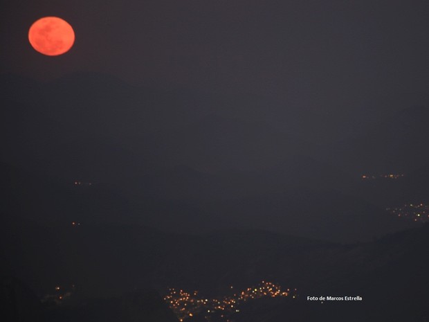 Detalhe da lua cheia avermelhada (Foto: Marcos Estrella / Globo)