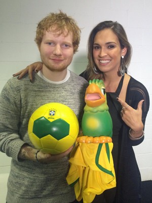 O cantor ganhou uma camisa do Brasil e o boneco do Louro José (Foto: Mais Você/TV Globo)