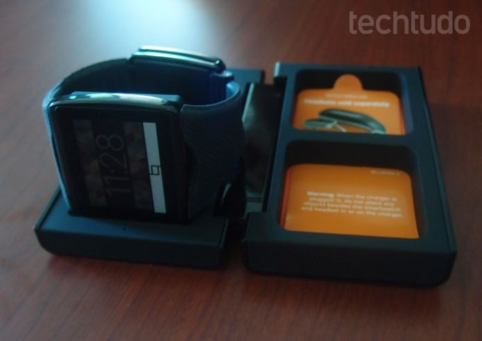 O smartwatch é recarregado pelo contato com o Halo (Foto: Pedro Zambarda/TechTudo)