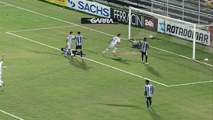 Jhonathan Goiano, Central, comemora gol (Foto: Reprodução/Tv Asa Branca)
