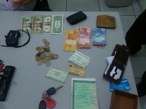 Drogas e dinheiro foram apreendidos com os suspeitos (Foto: Polícia Civil/Divulgação)
